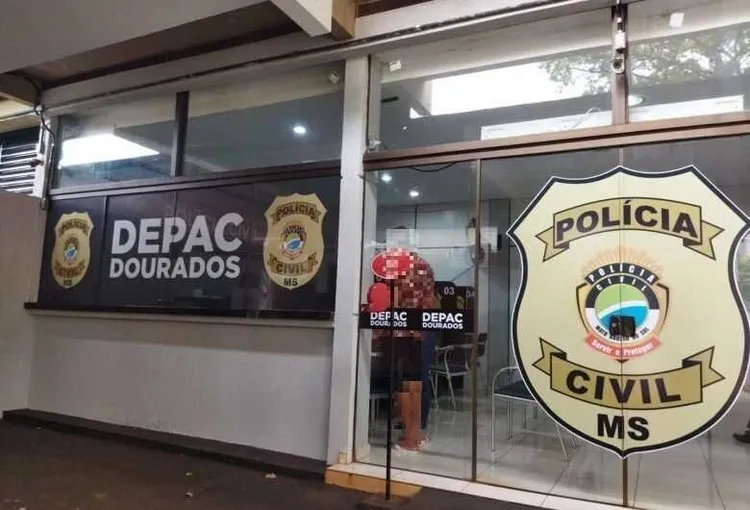 Homem é preso em Dourados após bater a cabeça de mulher contra portão e ameaçá-la com revólver