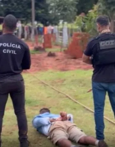 FORAGIDO POR HOMICÍDIO É PRESO APÓS AGREDIR ESPOSA E ATEAR FOGO NA CASA DELA