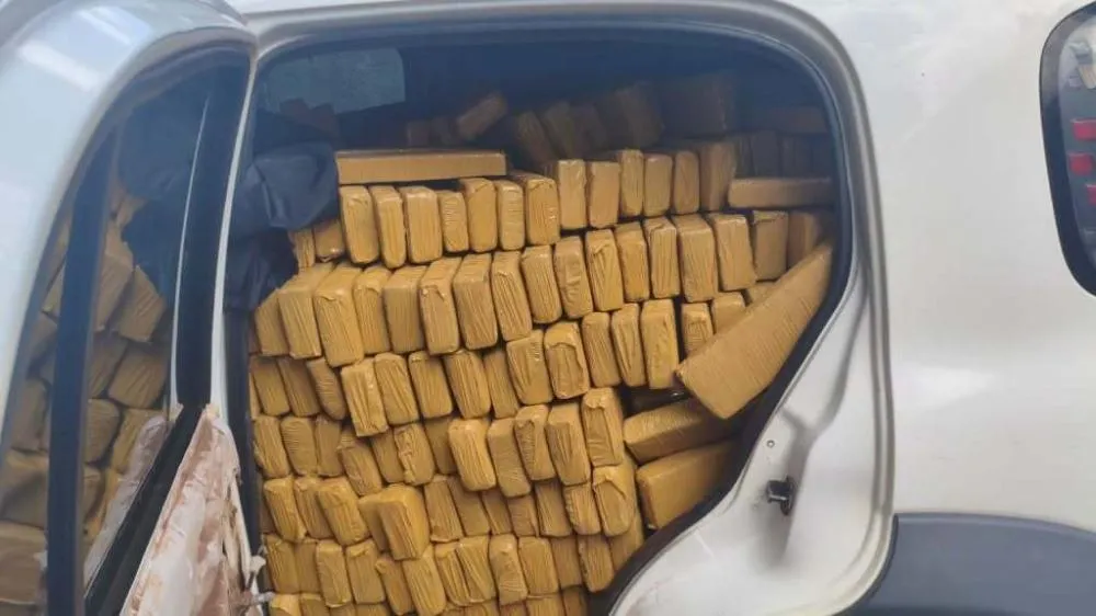 DUPLA É PRESA EM AÇÃO DAS POLÍCIAS CIVIL E RODOVIÁRIA FEDERAL COM 1 TONELADA DE MACONHA